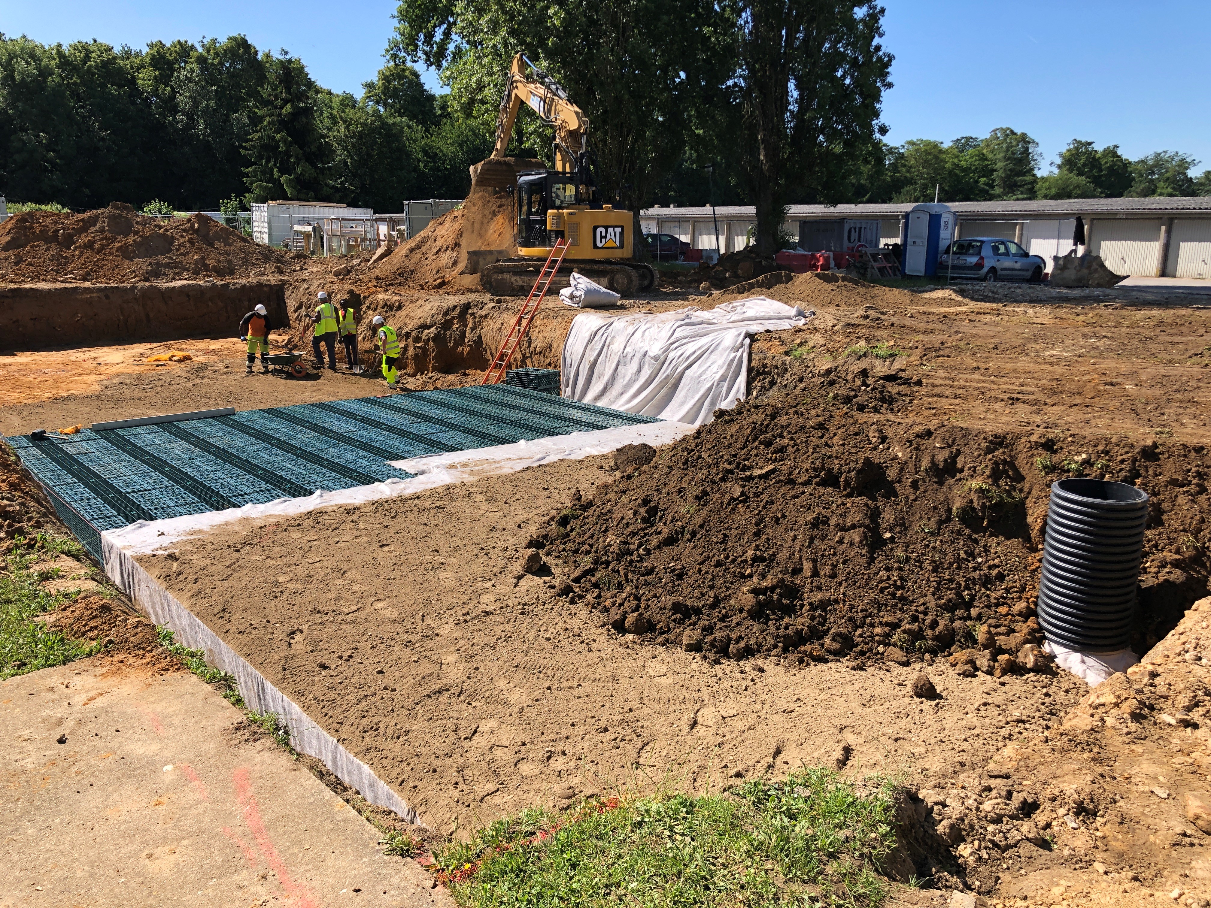 Plateforme pour installation d'un bassin d'infiltration dans un groupe de résidences à Boissy Saint léger(94)